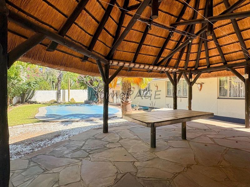 Otjiwarongo:  Home with 5 Bedrooms is for sale - Photo 4
