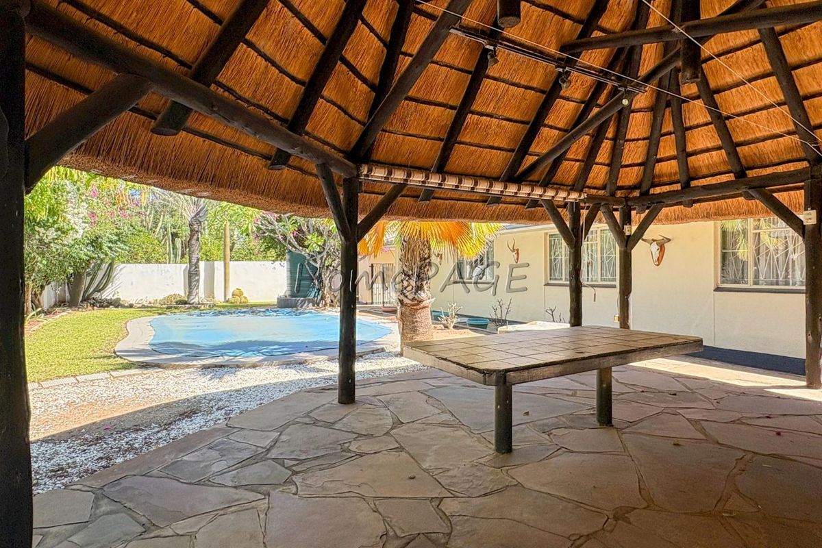 Otjiwarongo:  Home with 5 Bedrooms is for sale - Photo 4