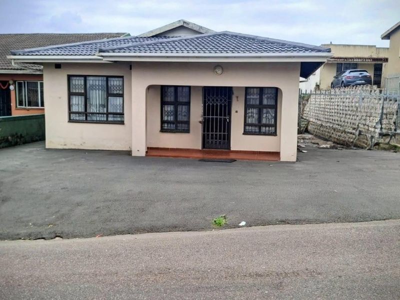 Spacious 4-Bedroom Family Home with Huge Yard &amp; Loads of Potential! - Photo 1