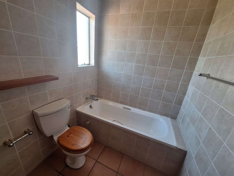 Top Floor Apartment – Spacious, Secure & Perfectly Located in North Riding - Photo 6