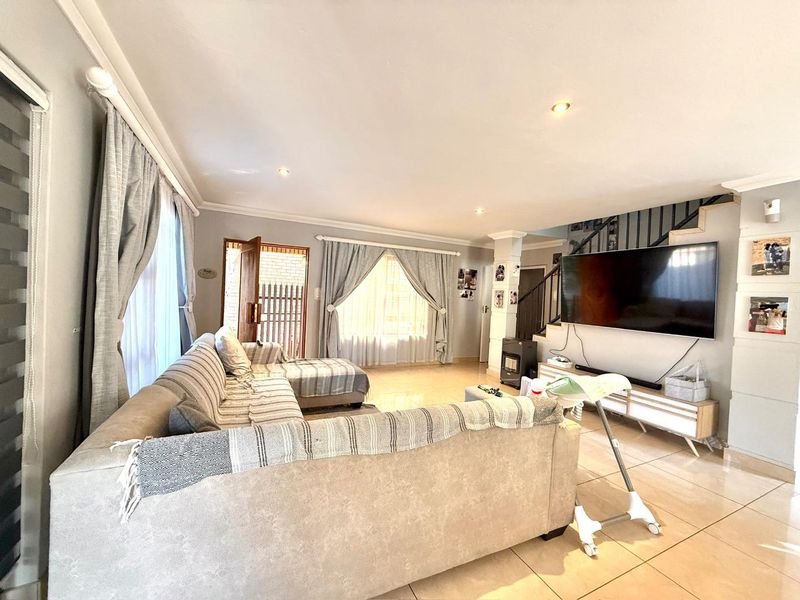 Stunning Full Title 3 Bedroom Cluster with Pool, Solar & Exceptional Entertainment Area in New Redruth - Photo 7