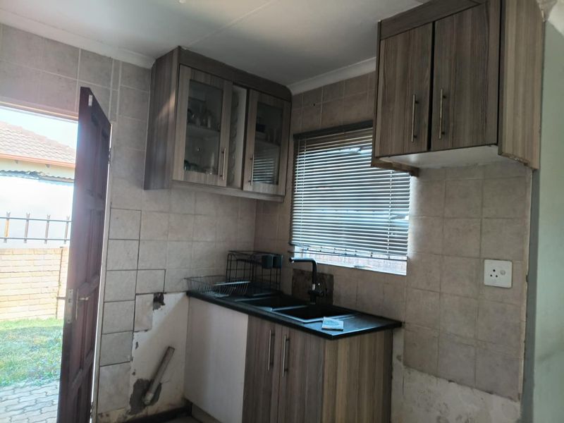 Spacious 3-Bedroom, 2-Bathroom Family Home in a Prime Pretoria Location - Photo 9