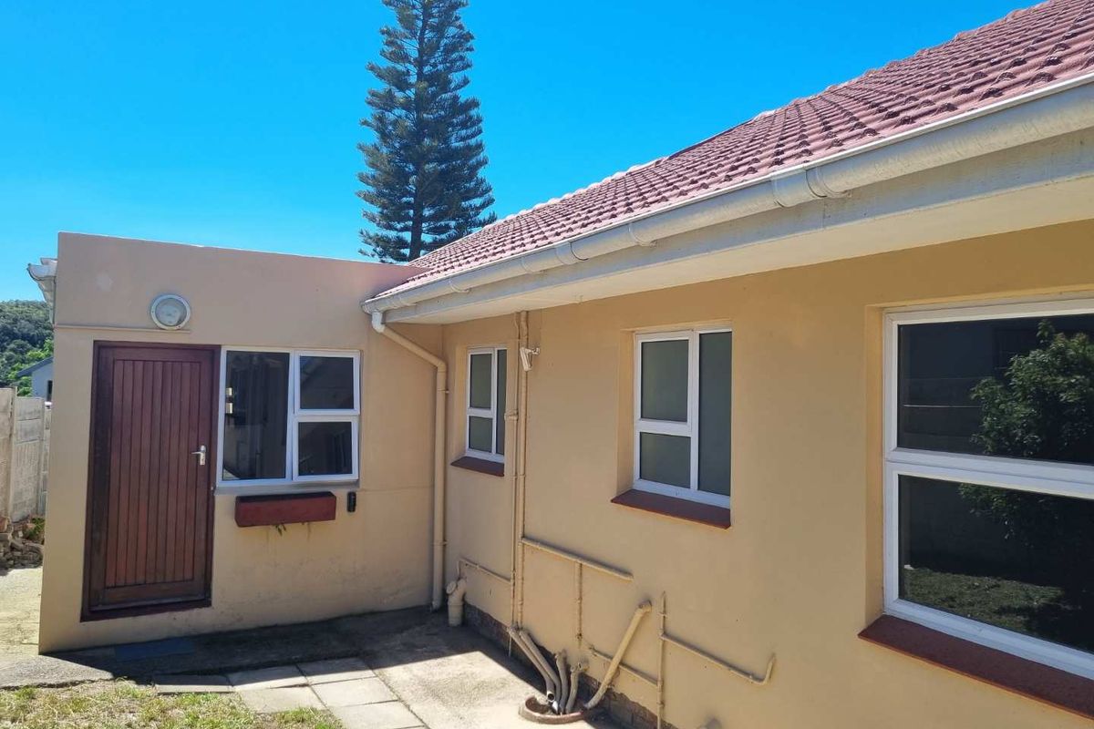 Spacious Family Home in Prime Location Beacon Bay - Photo 4