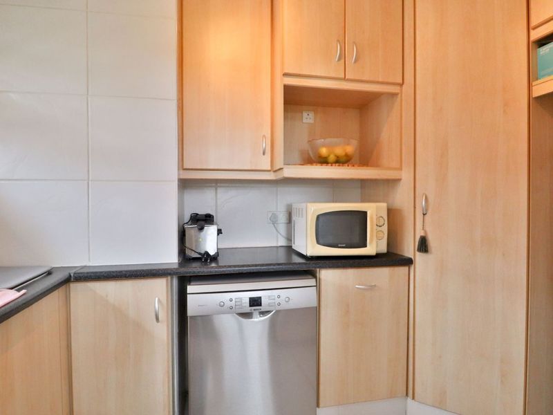 BARGAIN STYLISH AND UPMARKET TOWNHOUSE - Photo 7