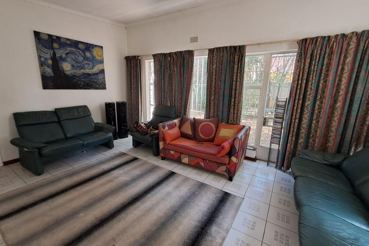 FAMILY HOME IN BRACKENHURST NEEDING SOME LOVE - Photo 2