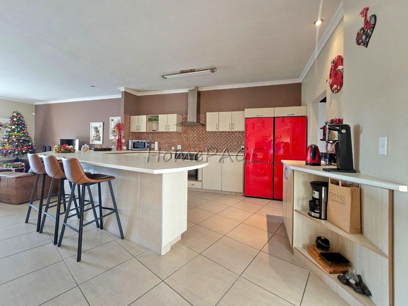 Long Beach, Walvis Bay:  4 Bedroom Property with 6-car garages for sale - Photo 9