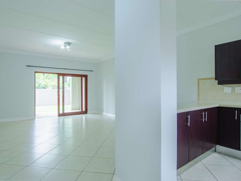 Modern Newly Renovated Ground-Floor Apartment in Tranquil Crowthorne Village with Country Living Charm - Photo 10