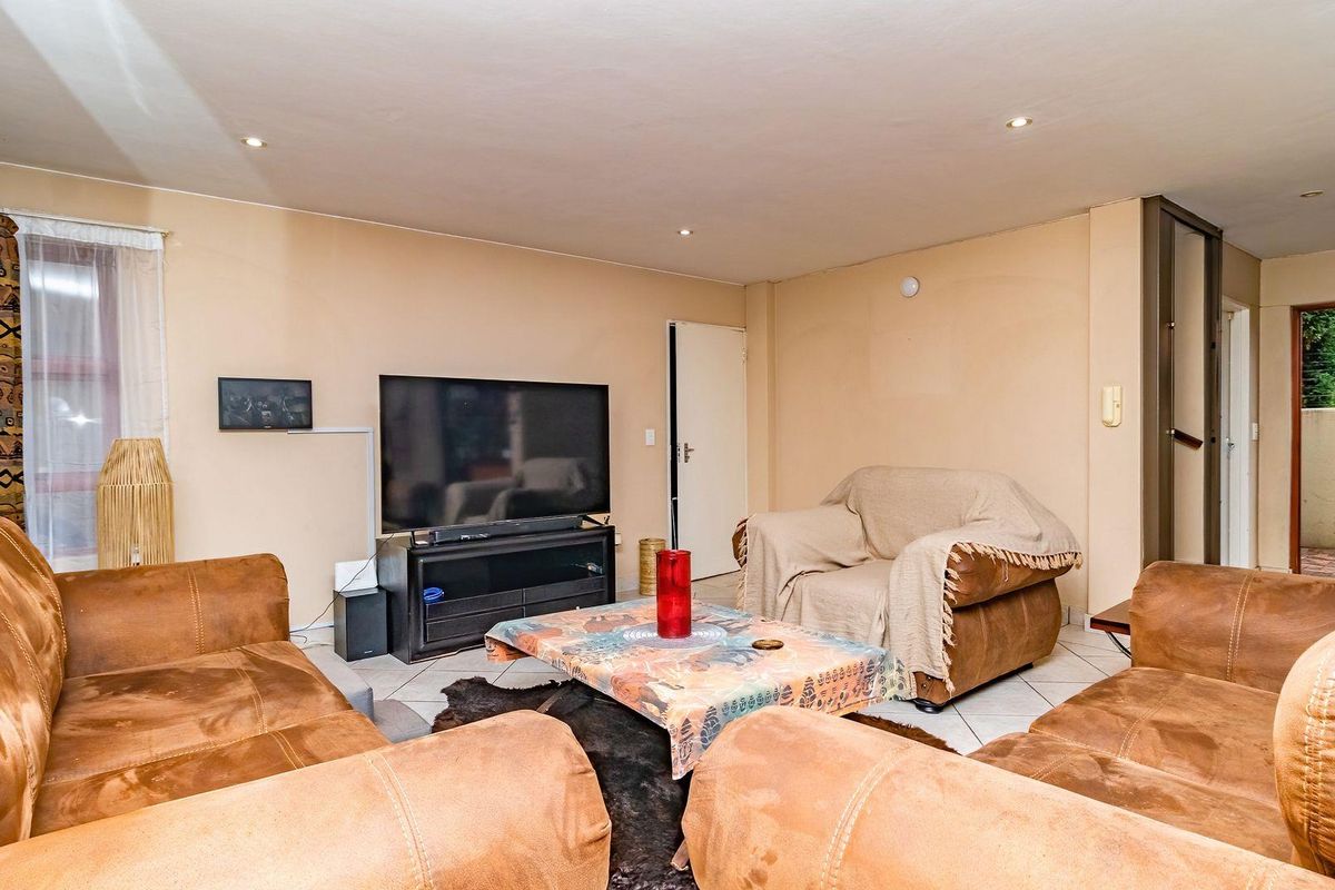 Double-Storey Delight: Perfect Family Retreat in Barlett! - Photo 5