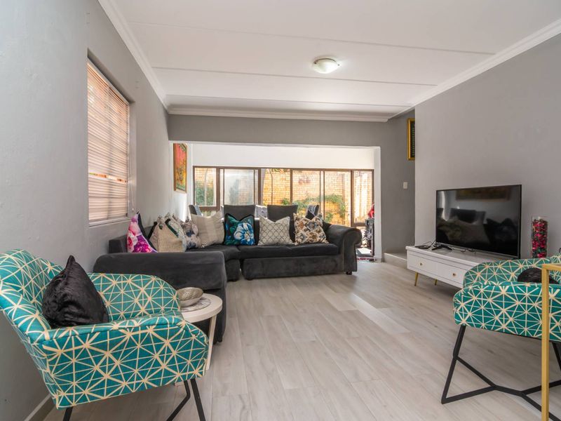 Family friendly estate in a prime location, close to schools, shops, and more!" - Photo 9