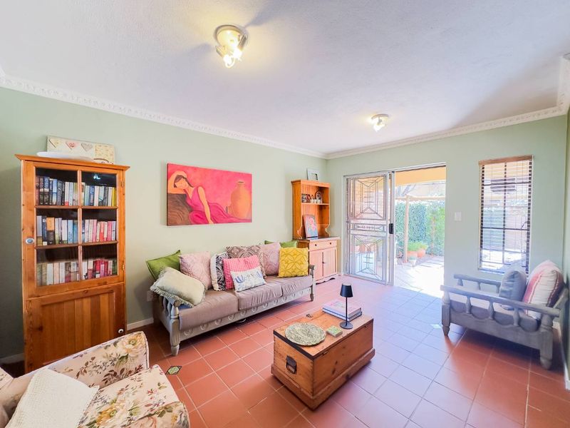 Stylish Renovated 2 Bedroom Townhouse with Stunning Garden in Equestria - Photo 5