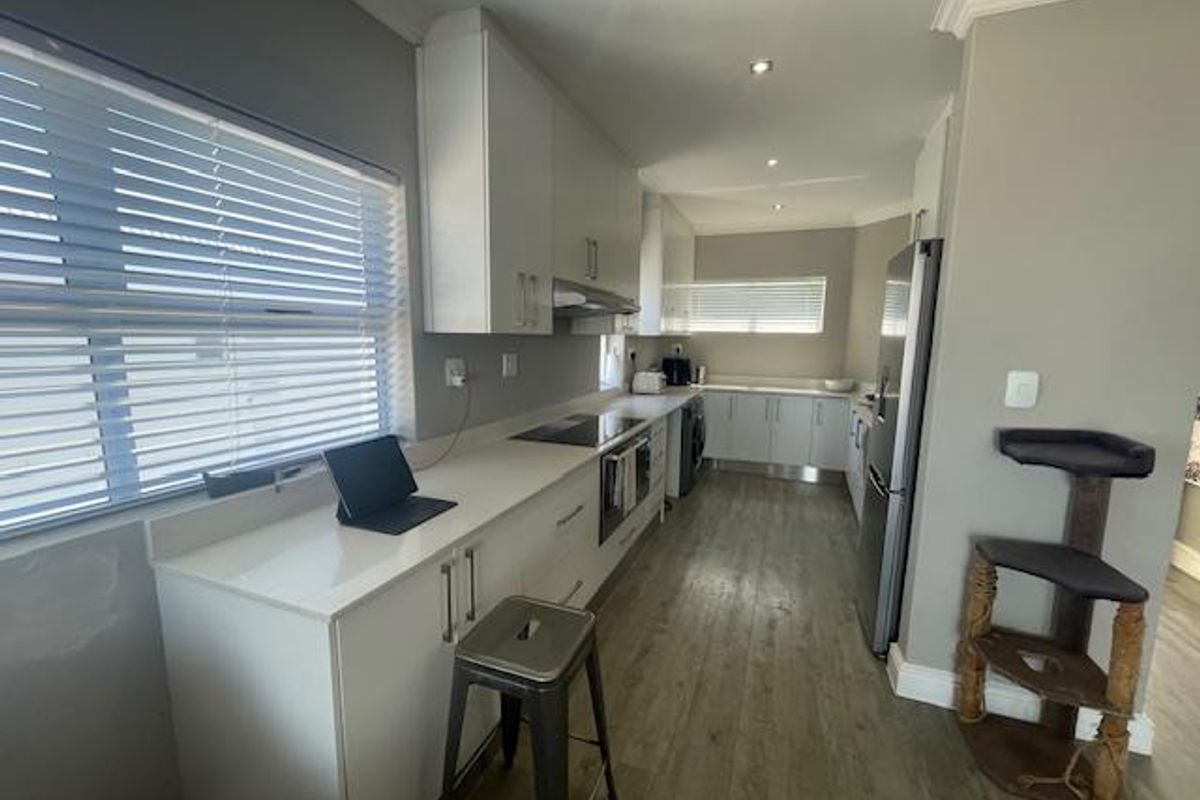 UNFURNISHED 1 bedroom apartment with large verandah overlooking the Ocean - Photo 5