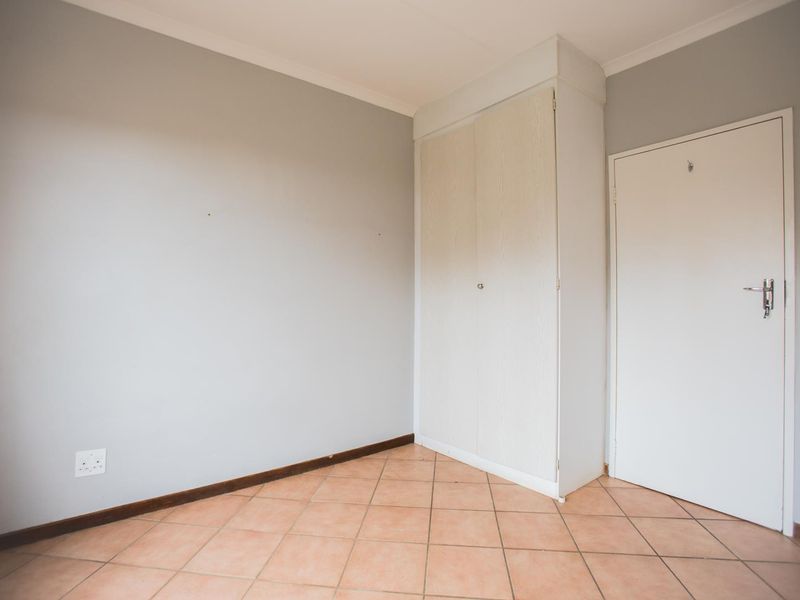 3 Bedroom Simplex with Private garden - Photo 10