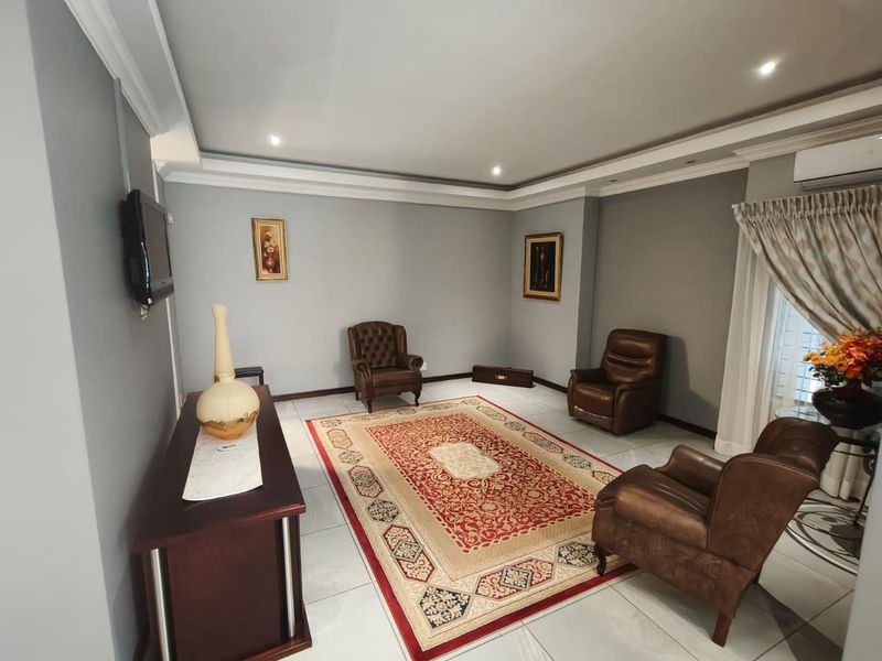 Luxury Living with Income-Generating Flatlet, Heated Pool & Full Solar Power! - Photo 7