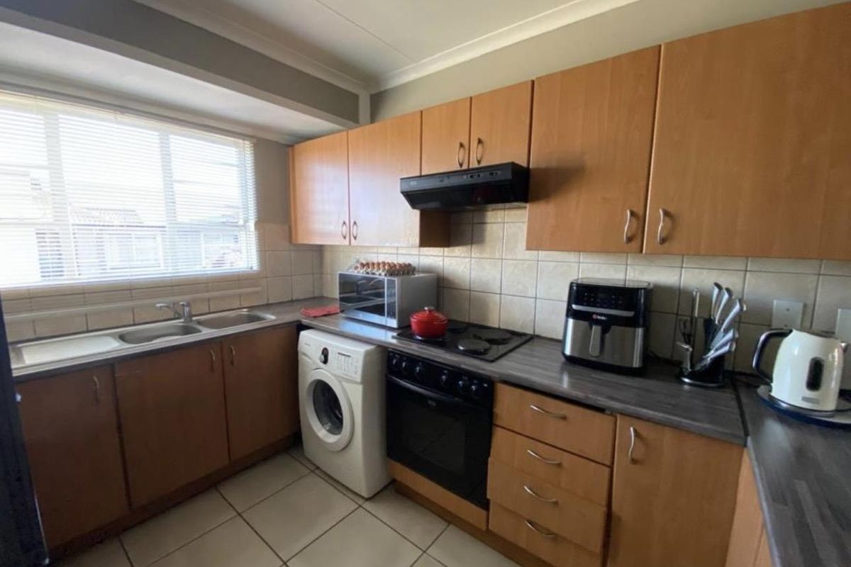 A Lovely 2 Bedroom Apartment for sale in Malachite Mews - Photo 3