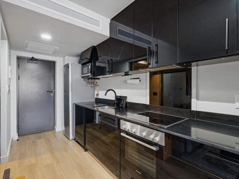 The iconic centerpiece of Table Mountain is framed perfectly as a natual canvas in your window! - Photo 9