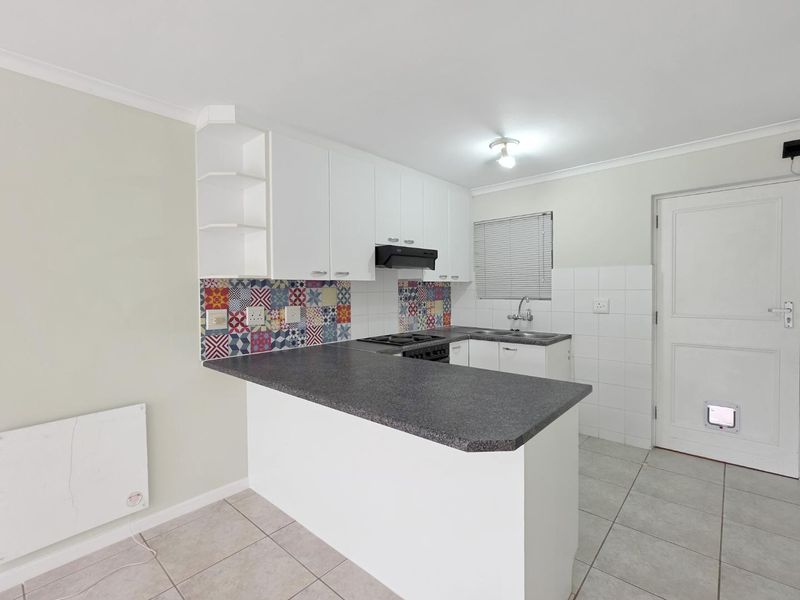 2-Bedroom Apartment in Gardens - Photo 6