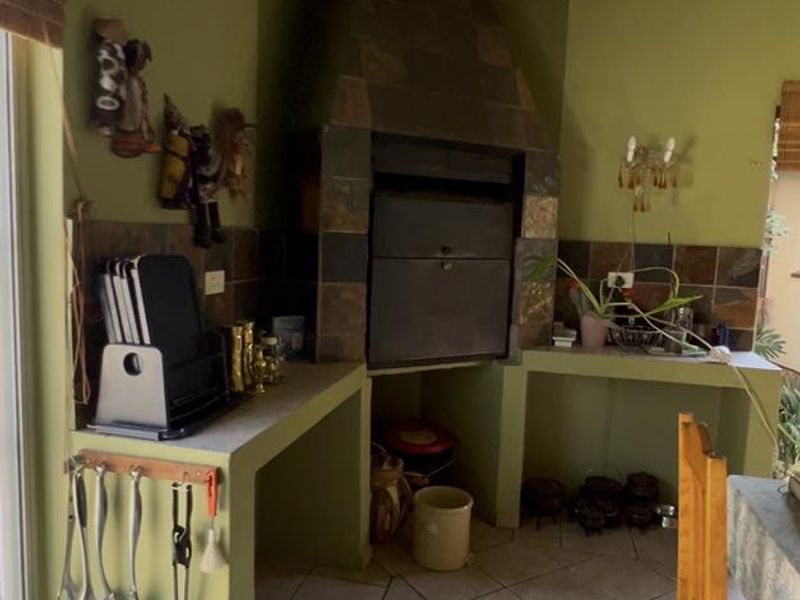 Stunning 1700m2 Entertainer's Dream with 1-Bed Cottage & Solar Pool in Brackenhurst - Photo 4