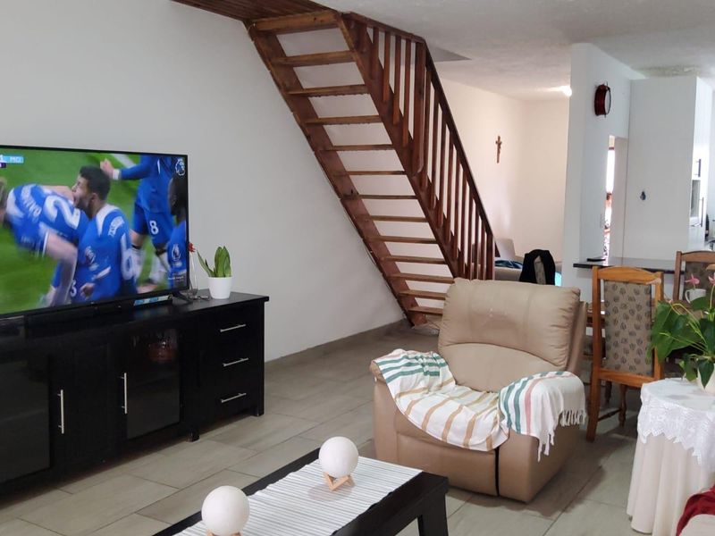 **Spacious 3-Bedroom Townhouse in Secure Complex - Photo 4