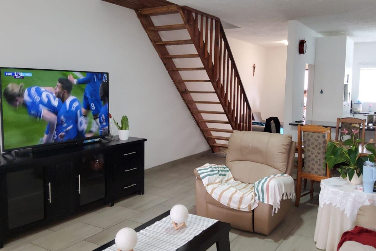 **Spacious 3-Bedroom Townhouse in Secure Complex - Photo 4