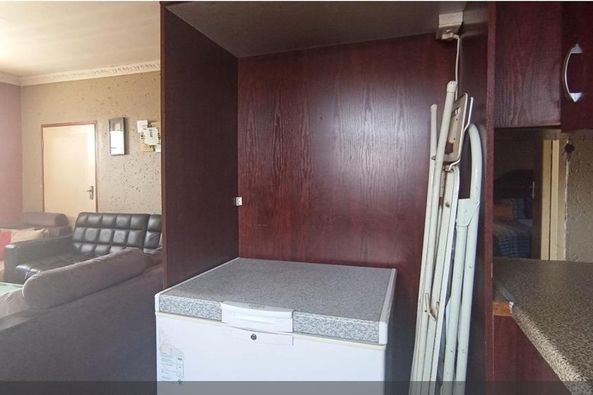 Stunning Home In Clayville Ext 27 - Photo 3