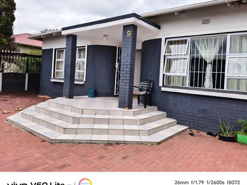 Revamped Family Home with 2 Cottages - Photo 2