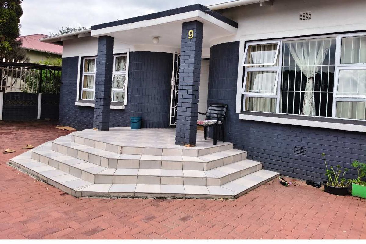 Revamped Family Home with 2 Cottages - Photo 2