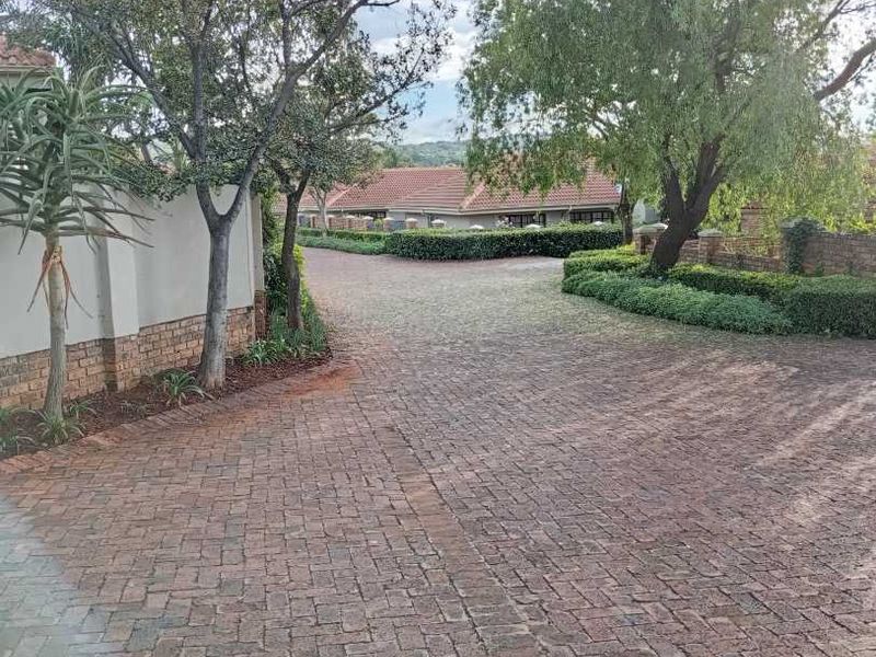 Modern 3-Bedroom Townhouse in Sought-After Complex For Sale! - Photo 4