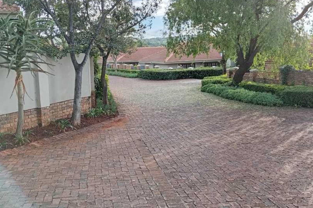 Modern 3-Bedroom Townhouse in Sought-After Complex For Sale! - Photo 4