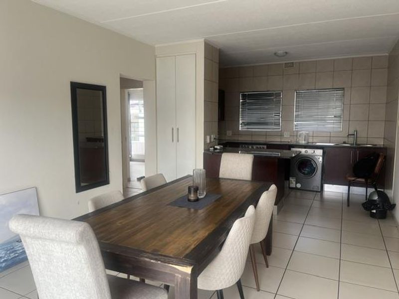 Two Bedrooms, One Bathroom In Ferndale, Randburg - Photo 3