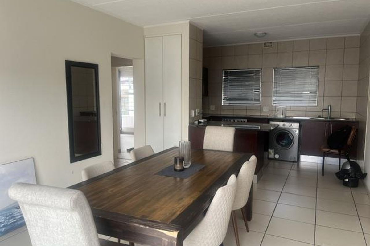 Two Bedrooms, One Bathroom In Ferndale, Randburg - Photo 3