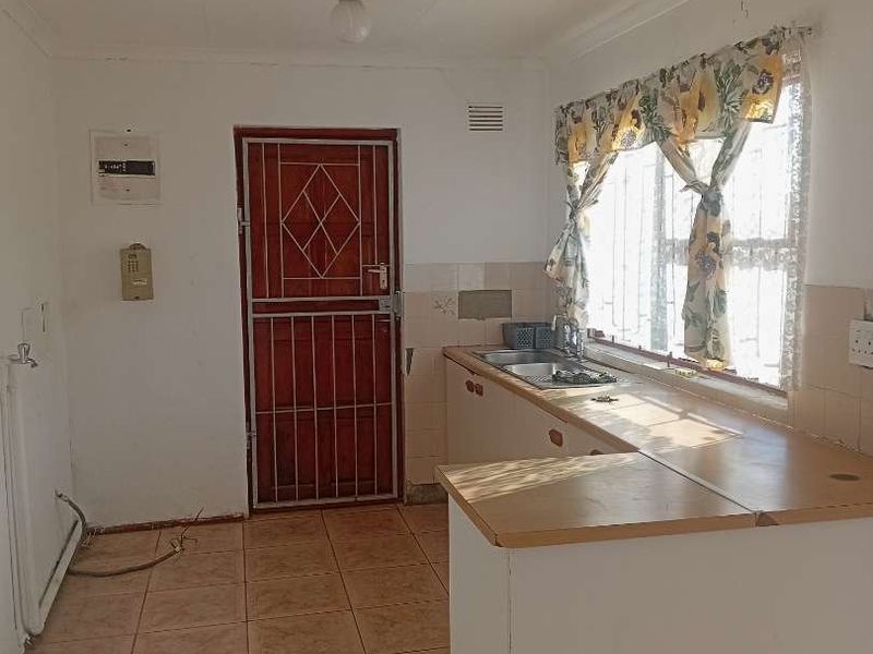 3 Bedroom House for Rent in Phakamisa, Khayelitsha - Photo 9
