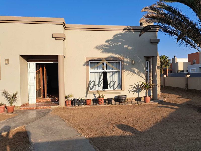 3 bedr Family home with 3 bedr Flat plus 3 garages in Walvis Bay selling for N$2 950 000.00 - Photo 3