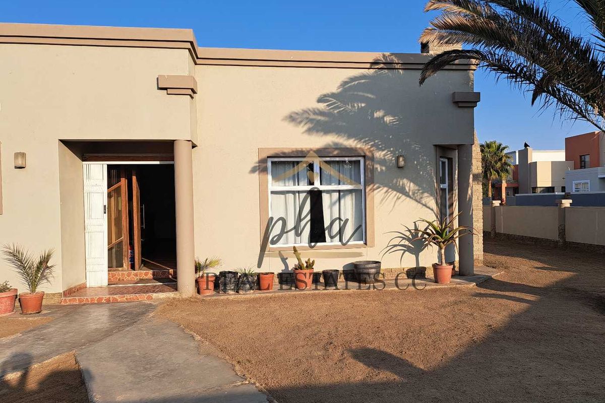 3 bedr Family home with 3 bedr Flat plus 3 garages in Walvis Bay selling for N$2 950 000.00 - Photo 3