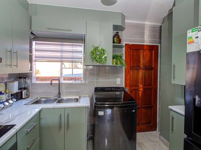 Solar-Powered Savings in Modern Oasis! - Photo 9