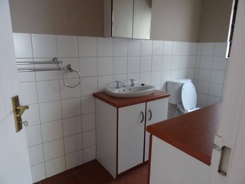 North facing corner unit, all on one level with spacious garden - Photo 6