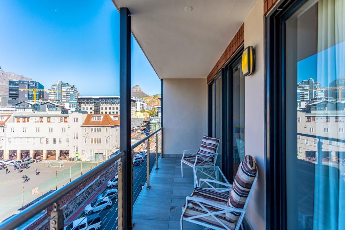 The ever popular Rockwell 2 beds 2 baths Availabe immedtiately. - Photo 2