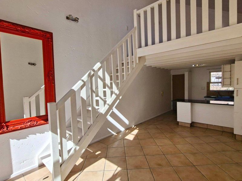 Spacious 2 bed, 1 bath loft apartment available in Lonehill - Photo 5
