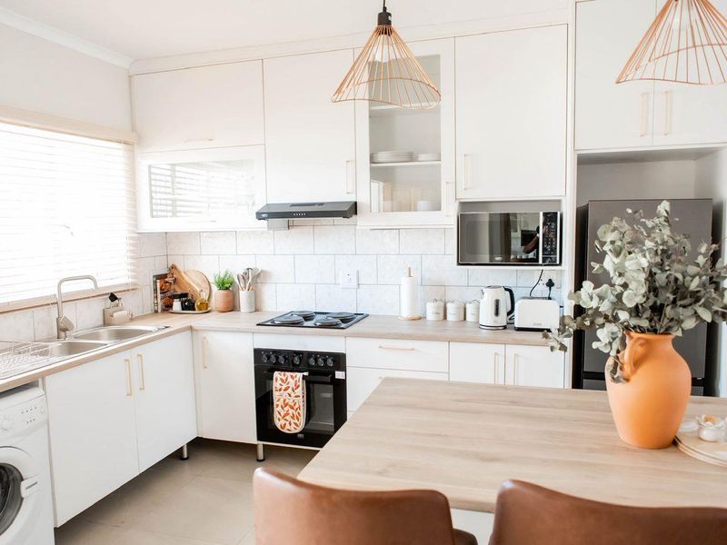 Modern Fully Furnished 2-Bedroom Apartment To Let - Photo 2