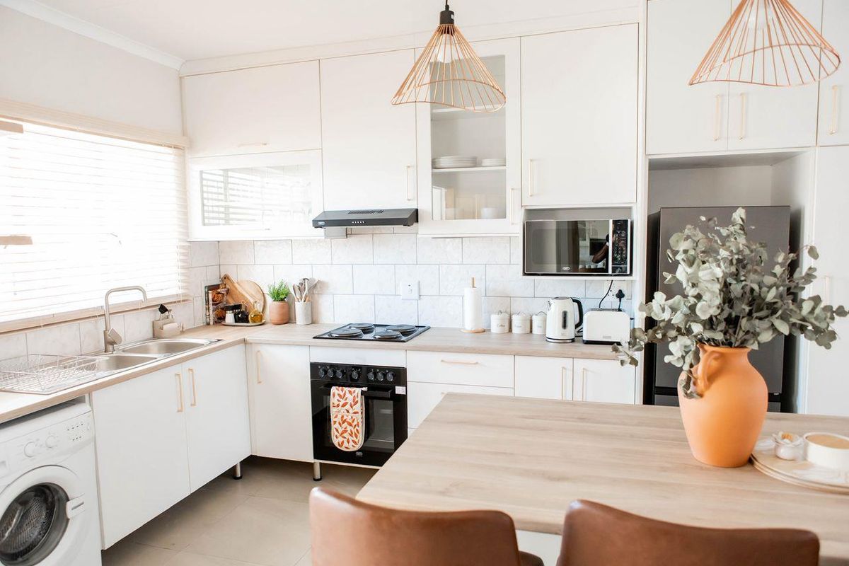 Modern Fully Furnished 2-Bedroom Apartment To Let - Photo 2