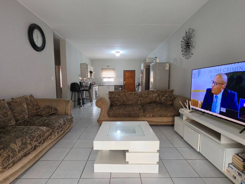 3 Bedroom Apartment / Flat for Sale in New Market Park - Photo 2