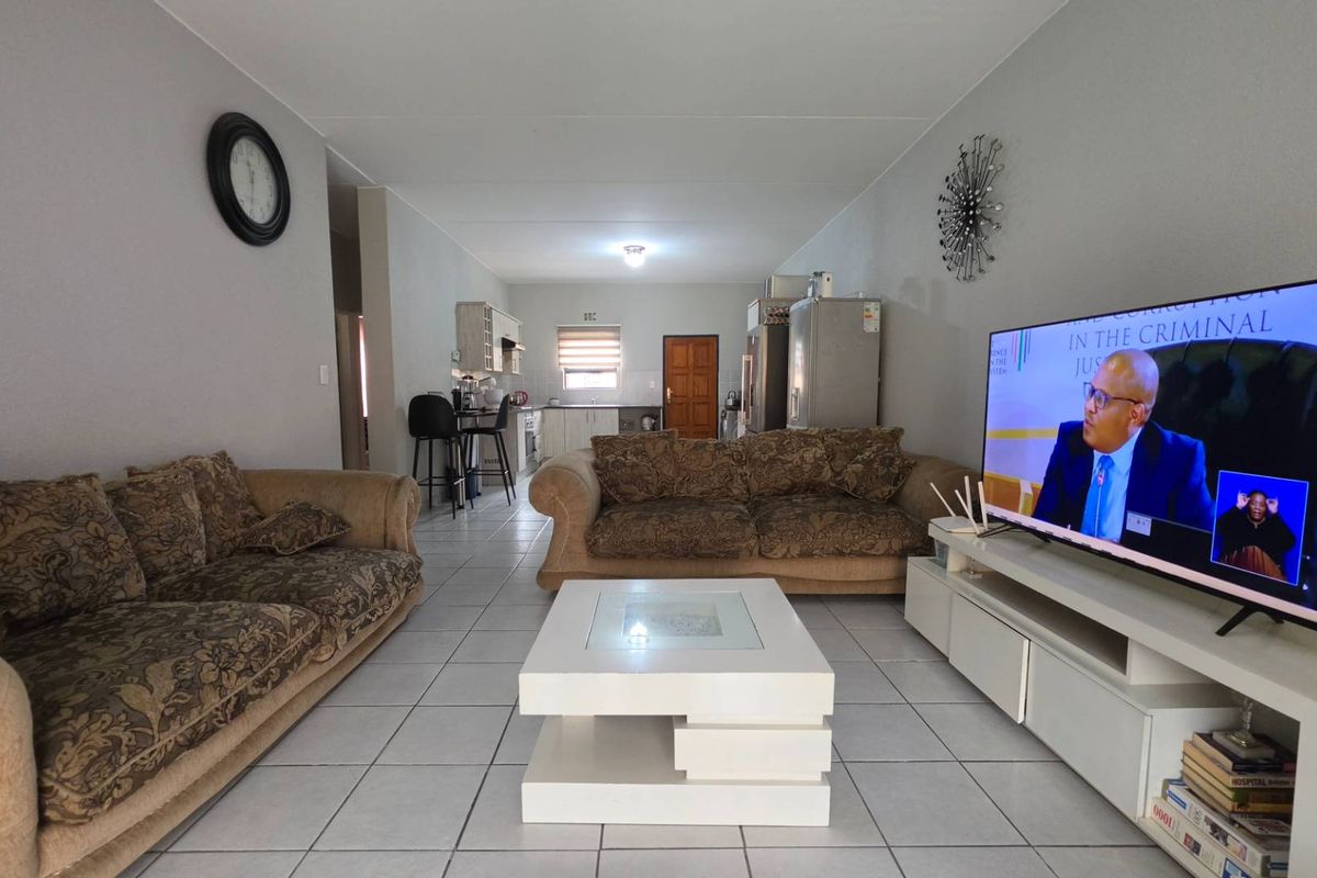 3 Bedroom Apartment / Flat for Sale in New Market Park - Photo 2