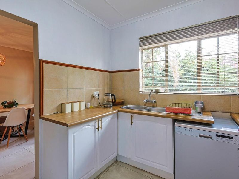 Move-In Ready Comfort in a Quiet Moreleta Park Complex - Photo 9