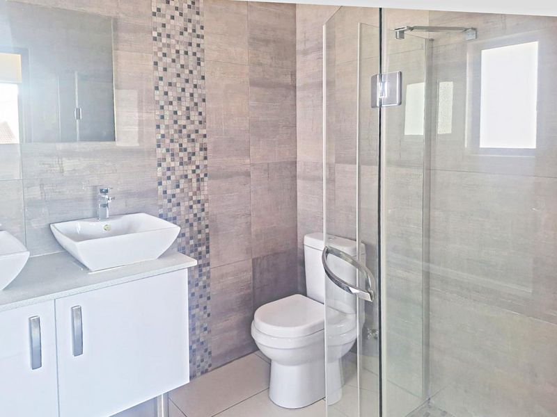 WELL PLANNED MODERN HOME. - Photo 10