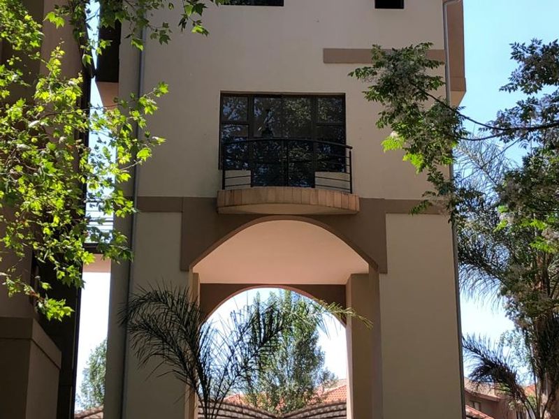 Standalone bachelor apartment with golf course views – modern living in a premium estate