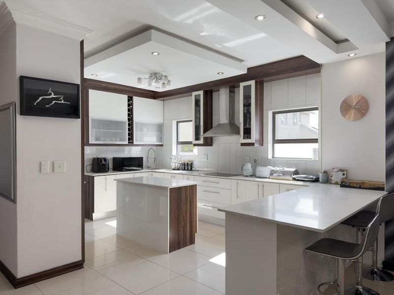 Grand Private Cul-de-Sac Residence with Exceptional Dual-Living Potential - Photo 3