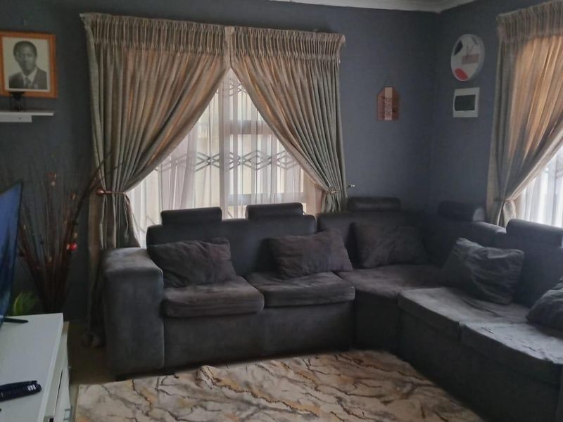 Beautiful Home awaiting it's new owners - Photo 9