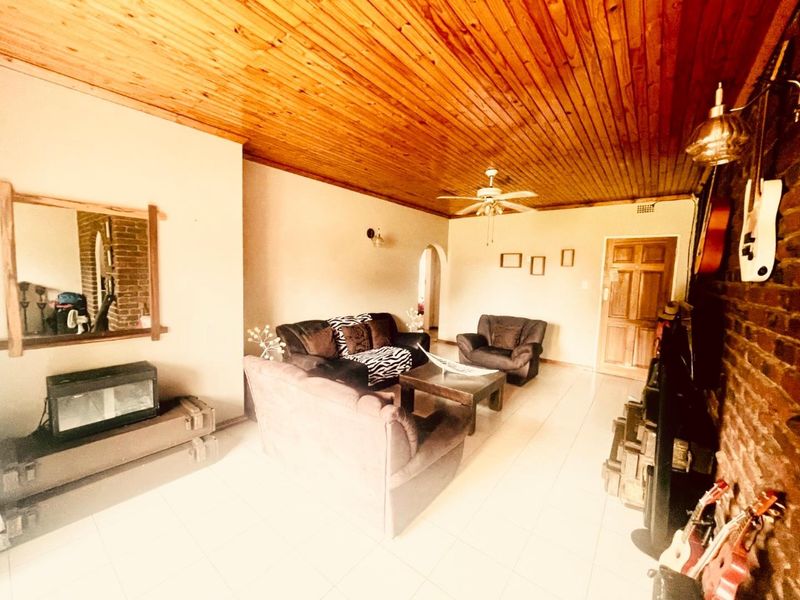3 bedroom townhouse in a security gated complex - Photo 3