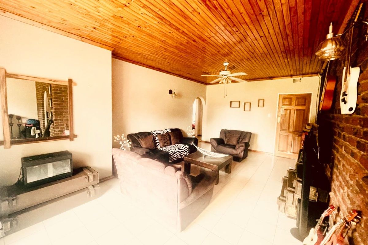 3 bedroom townhouse in a security gated complex - Photo 3