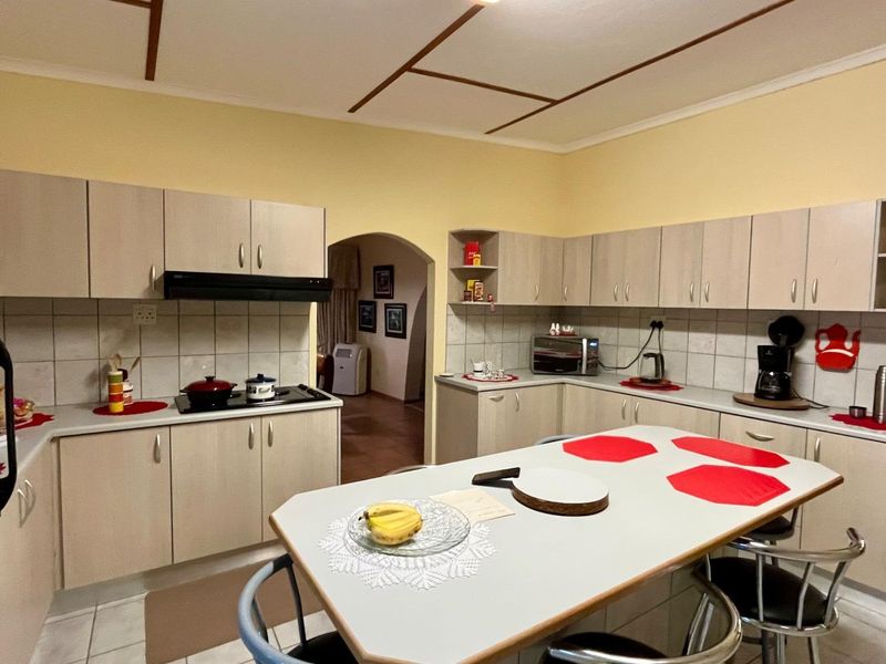 Luxury Family Home for Sale in Okahandja | 3 Bedroom Entertainer’s Dream - Photo 6