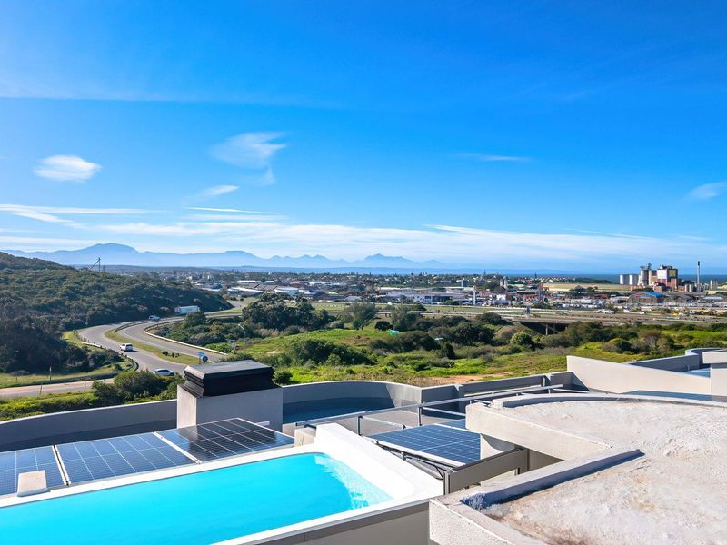 Penthouse perfection: Close to beaches, shops & views - Photo 1